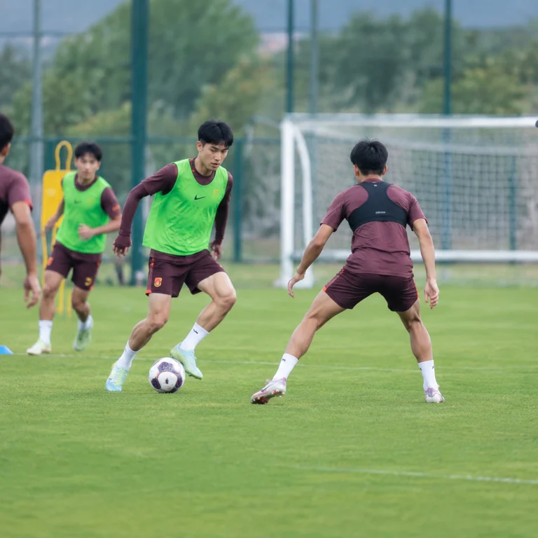 U23国足训练场景示意图，球员在教练指导下进行战术练习